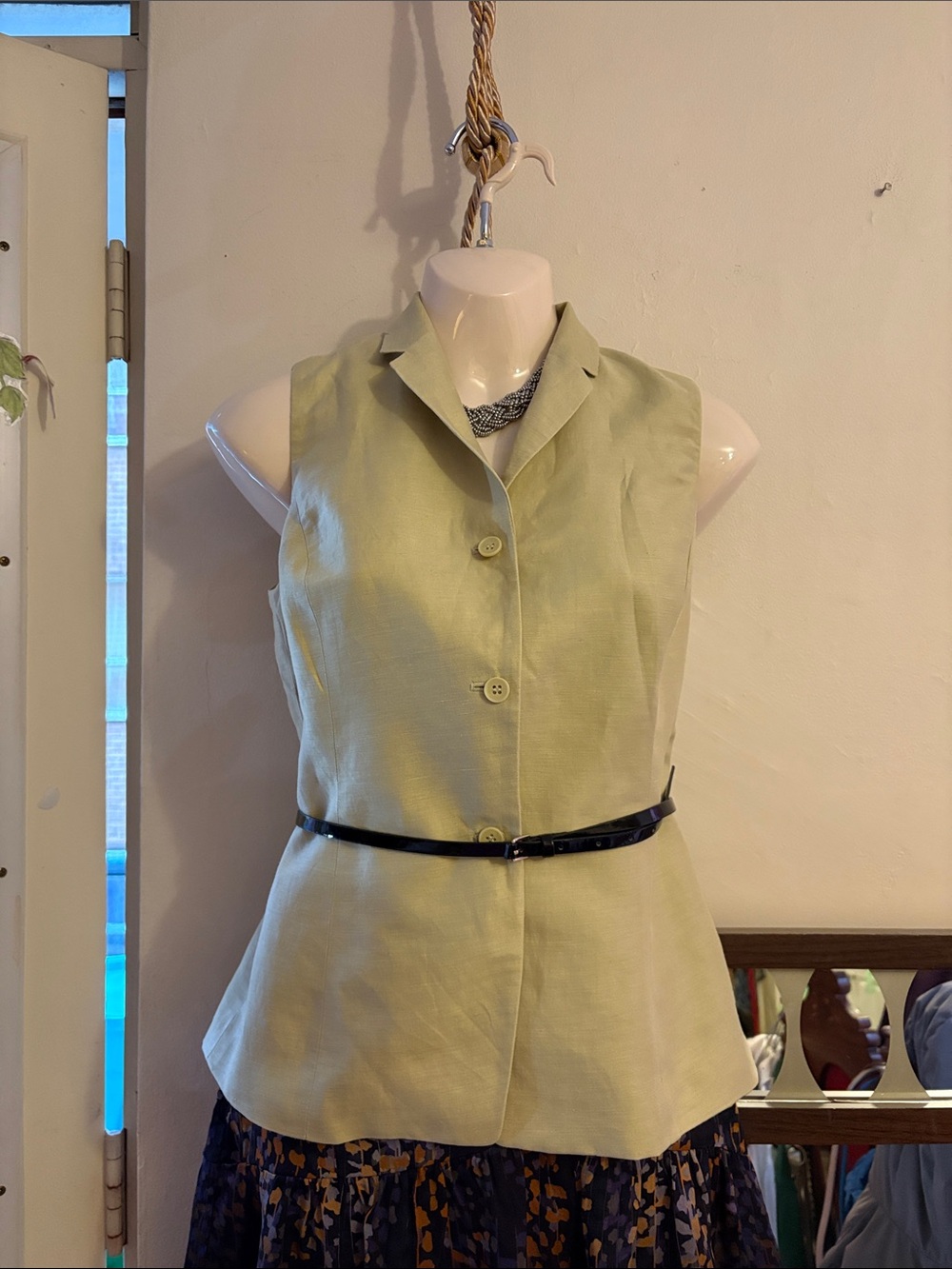 Ann Taylor Pale Green Sleeveless Button-Front Tunic with Notch Collar. Linen.